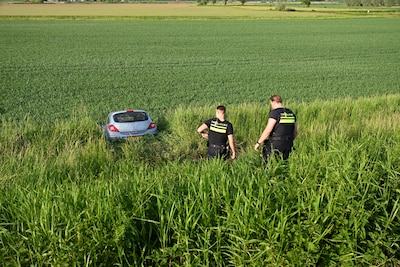 Auto rijdt van de dijk af en ‘verdwijnt’ in weiland
