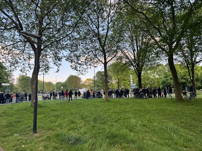 Demonstranten verzamelen opnieuw op ‘oranjerotonde’ voor protest tegen noodopvang in Apeldoorn
