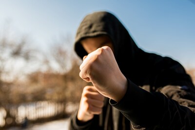 Vader wil chillen met zoon, maar die slaat hem gebroken neus: ‘Kennelijk heb ik de vechtpartij uitgelokt’
