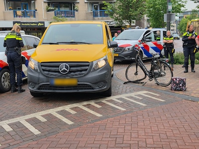 Fietsster gewond bij aanrijding met pakketbezorger in Ede