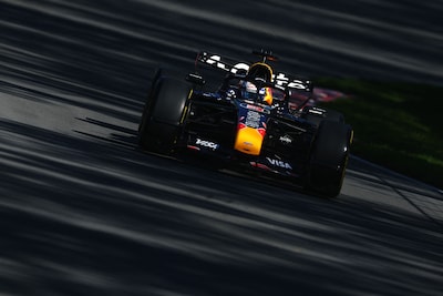 Max Verstappen start uitstekend aan sprintkwalificatie, rode vlag door crash Fernando Alonso