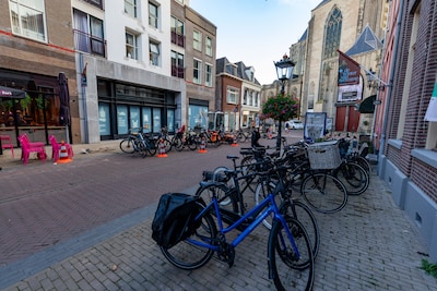 Komt er snel een fietsenstalling in het C&A-pand in Kampen? ‘Hoe moeilijk kan het zijn?’