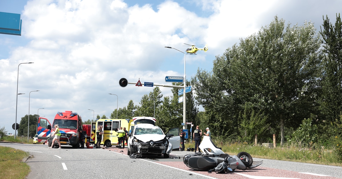 Scooter en auto in botsing aan Winschoterweg in Groningen: zichtschermen geplaatst