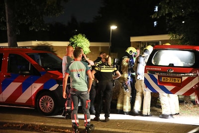 LIVE | Politie ontruimt drie flats in Apeldoorn • Opmerkelijke deurbelvideo kort voor inval • Bewone