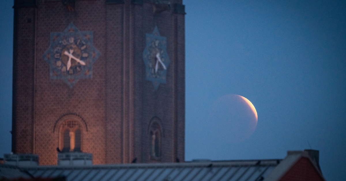 Na de eclips opnieuw een bijzonder schouwspel: maansverduistering zorgt voor oranje gloed boven Alph