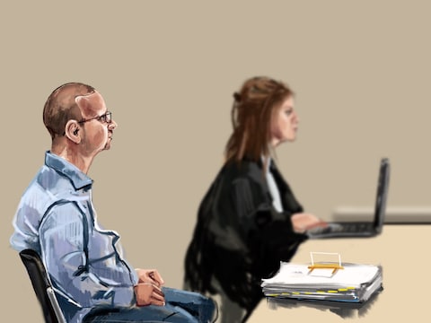 Rechtbanktekening van M. van der V. in de rechtbank van Den Haag. Hij wordt verdacht van online seksueel misbruik van meerdere minderjarige meisjes. 