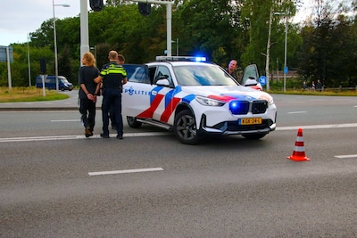Auto door politie klemgereden in Apeldoorn, drie verdachten opgepakt