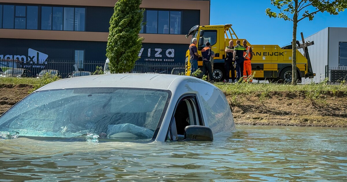 Bestuurder vergeet handrem, bus rolt water in in Nijmegen | Overbetuwe