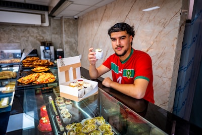 Chahid (17) bakt Marokkaanse WK-muffins in Alphen en hoopt vanavond op zege: ‘Mensen willen er wat l
