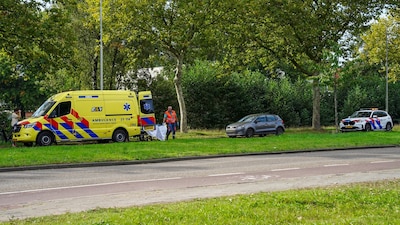 Fietser raakt gewond bij botsing met fatbiker in Oss en moet na val op de weg naar het ziekenhuis