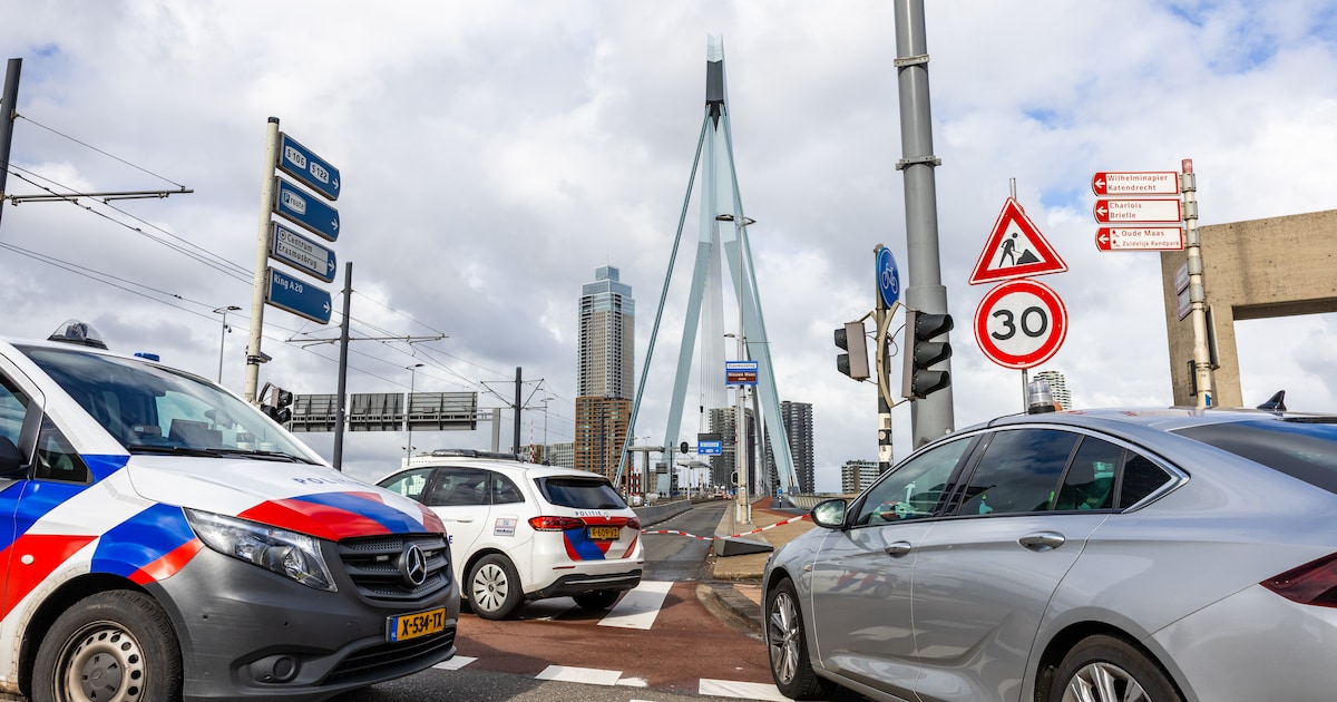 Rijbaan op Erasmusbrug afgesloten om persoon op brug | 112 nieuws Rotterdam  | AD.nl