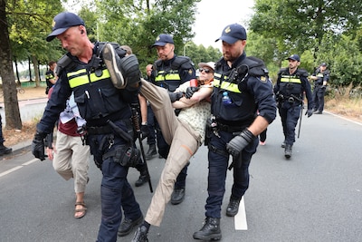 Extinction Rebellion blokkeert opnieuw A12 in Den Haag, ondanks dodelijk ongeluk bij boerenprotest