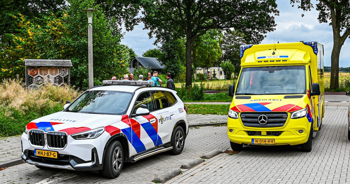 Fietser gewond na botsing met auto bij basisschool in Nieuw-Roden
