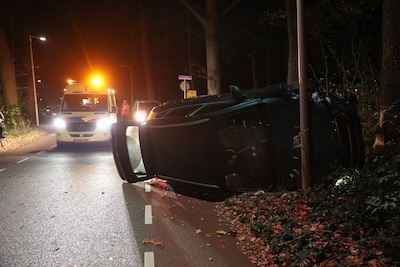 Automobiliste gewond na botsing tegen boom in Halsteren, auto belandt zijwaarts in berm