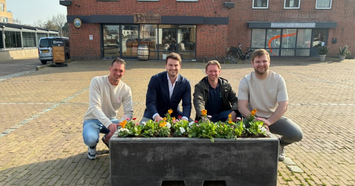 Nieuwe bloembakken fleuren dorpsplein in Leimuiden op