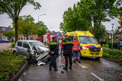 Auto vliegt in woonwijk uit de bocht en botst op boom in Helmond: man raakt zwaargewond, veel schade
