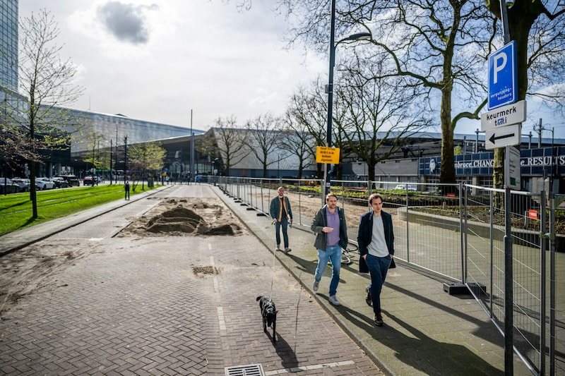 Naast het Centraal Station staan al twee jaar hekken, pas nu is ...