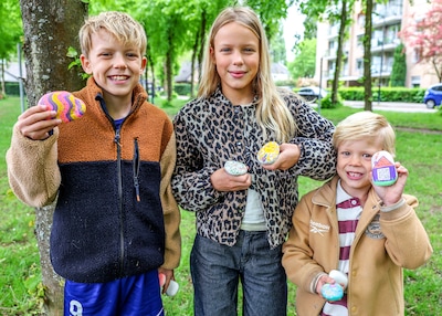 Nomi (12) versiert stenen voor kinderen die wachten op een pleeggezin: ‘Iedereen heeft een huis nodi