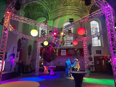 Volgens moeder kan het niet, maar feestvierders hebben geen moeite met bijzondere locatie van dit ca