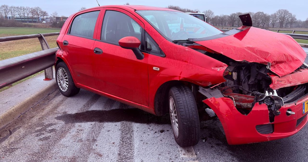 Auto slipt tegen vangrail op N343 door gladheid