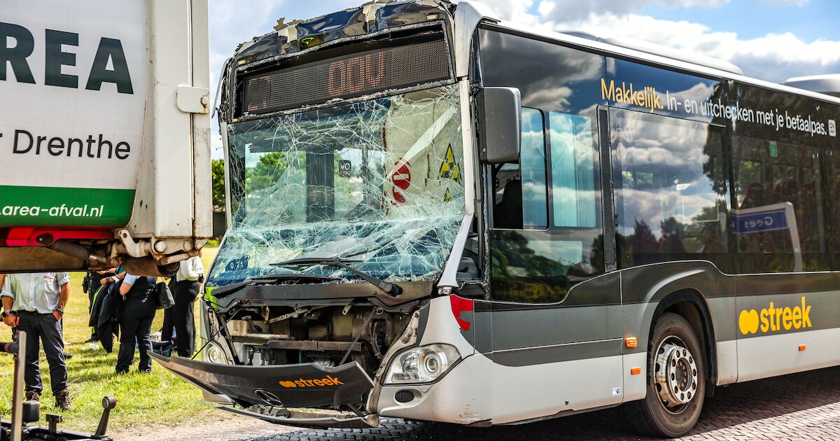 Lijnbus botst achterop vrachtwagen in Oosterhesselen