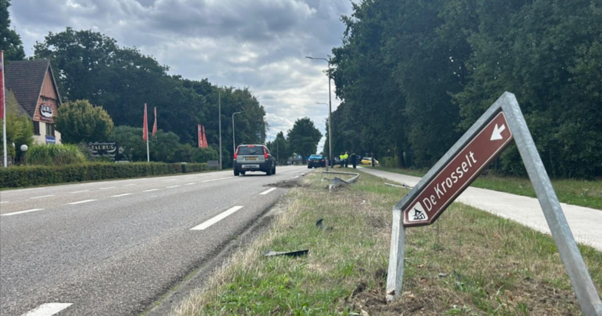 Auto rijdt lantaarnpaal uit de grond op Rijksweg in Velden