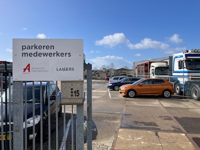 ‘Illegaal’ parkeerterreintje op Westkanaaldijk blijft gewoon open, zegt eigenaar