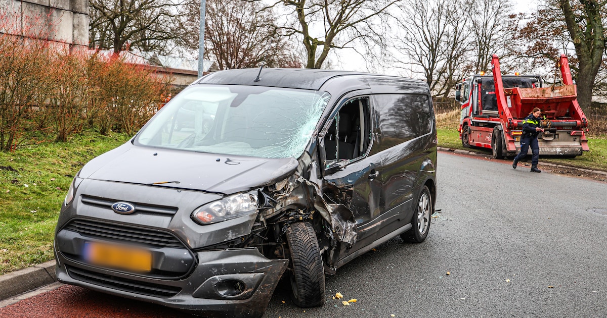 Bestuurder bestelbus slaat op de vlucht na ongeval in Emmen