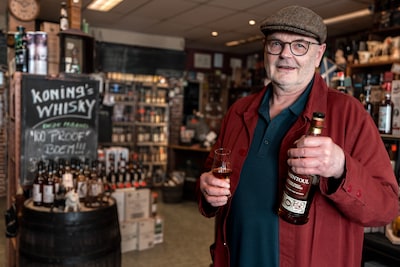 Rob sluit De Whiskykoning na 61 jaar aan het Hinthamereinde: ‘Het was best even slikken’
