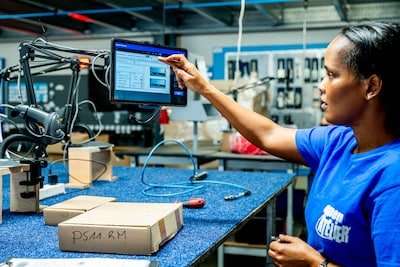 UHasselt en Noord-Limburgs Open Atelier ontwikkelen AI-tool voor anderstaligen: “Zo leren medewerker