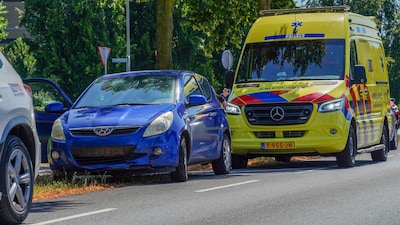 Automobilist botst op voorligger in Oss, ambulance komt voor bestuurders