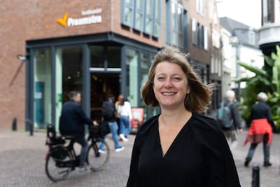 Boekenverkoopster Emma durfde haar teksten amper voor te lezen, maar nu bellen uitgeverijen haar op