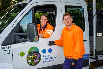 Matthijs en Bryan staan om 7.00 uur paraat om bende in park op te ruimen: ‘Verrassend leuk werk’