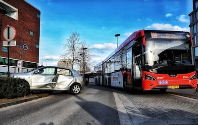 Bus en auto klappen op elkaar vlak bij station in Tilburg