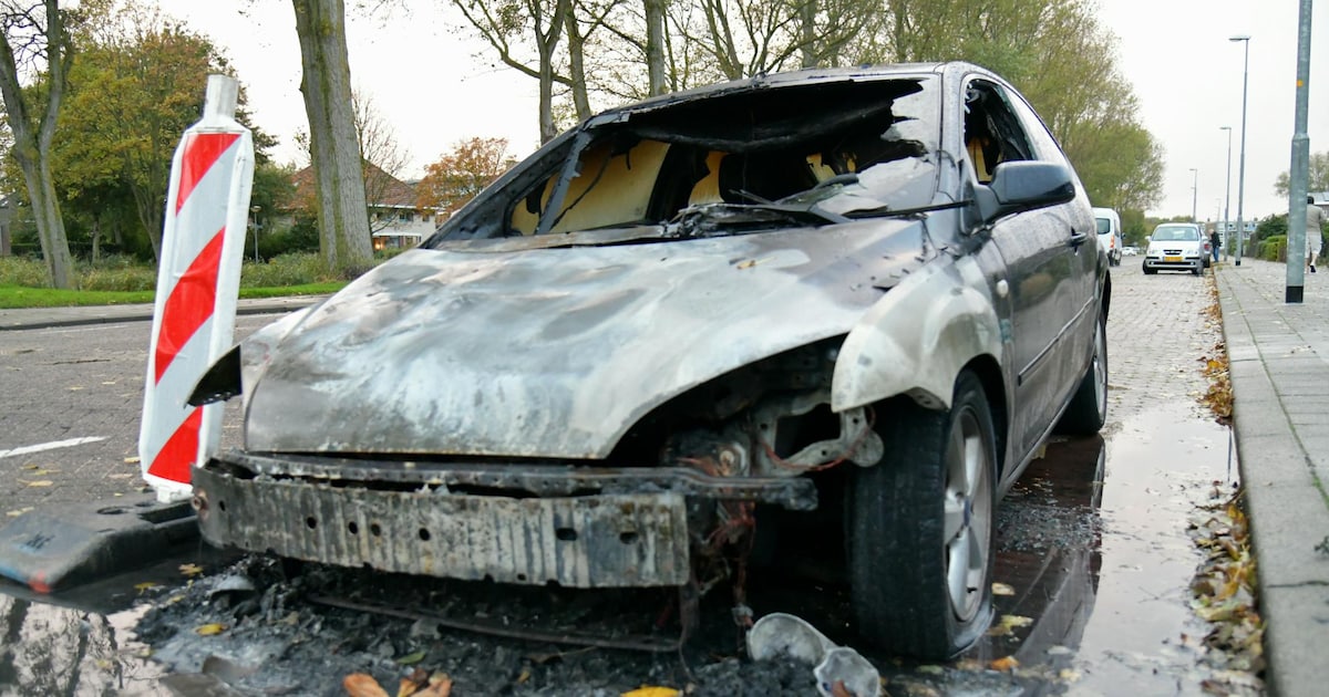 Auto total loss na brand aan Walvisvaardersweg in Den Helder, brandstichting niet uitgesloten