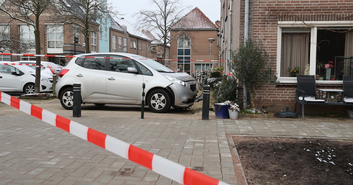 Auto crasht tegen gevel van woning in Voorschoten