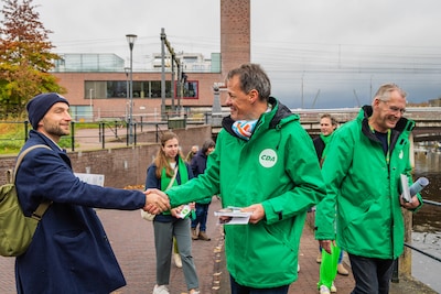 Tijs van den Brink (CDA) brengt zijn stem uit in Amersfoort