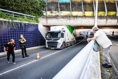 Vrachtwagen rijdt zich muurvast onder Blauwe Tunnel in Dordrecht: rijstrook afgesloten