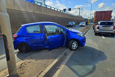 Botsing tussen auto en vrachtwagen op Mijlweg Dordrecht veroorzaakt flinke schade
