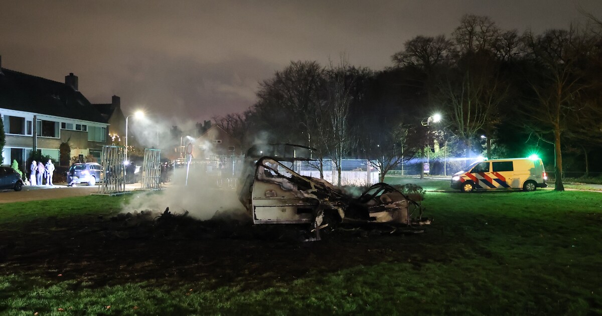 Chaos in Warmond: caravan in brand, jongeren bekogelen politie