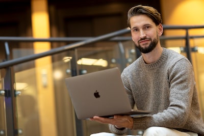 Deze Zwolse voetbalprofessor stuurt na elk duel 300 video’s naar topvoetballers: ‘Dit is onmisbaar’