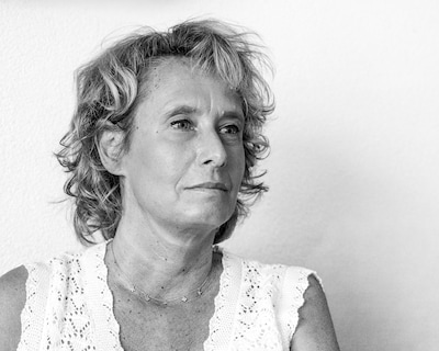 Tirza leeft al vijf jaar in een isolement door Long Covid en komt amper haar slaapkamer uit: ‘Mijn l