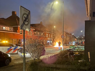 Opnieuw onrust in Floradorp: jongeren steken dixie in brand op straat
