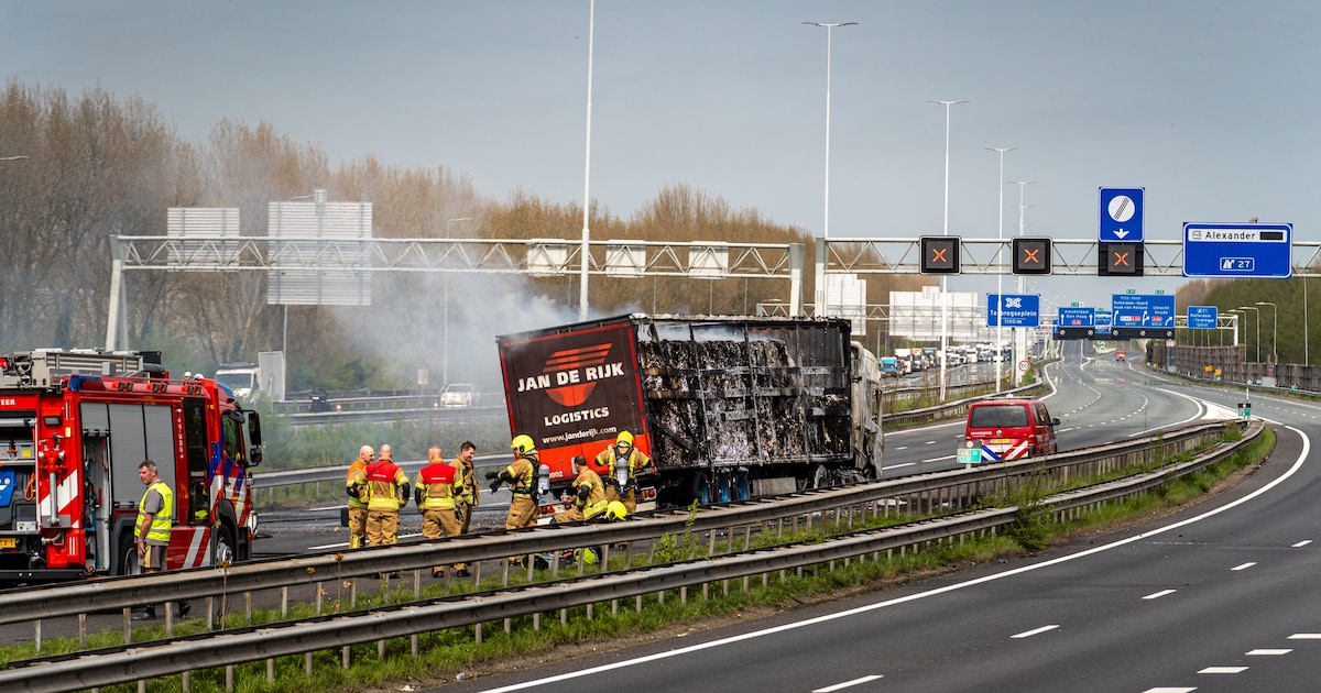 Hulpdiensten nog urenlang bezig met uitgebrande vrachtwagen in Rotterdam