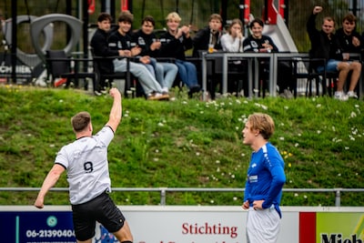 Gilze pakt twee cadeaus uit, maar geeft voorsprong daarna volledig weg