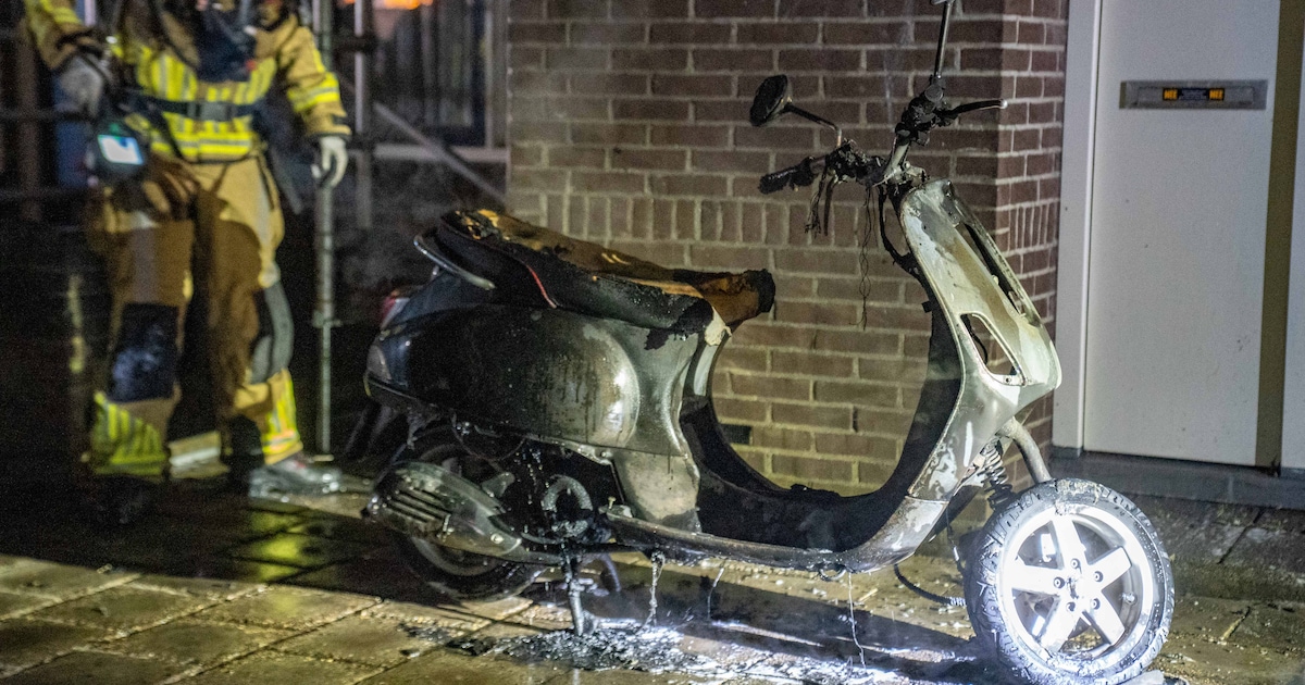 Snorscooter verwoest door flinke brand voor woning in Deventer