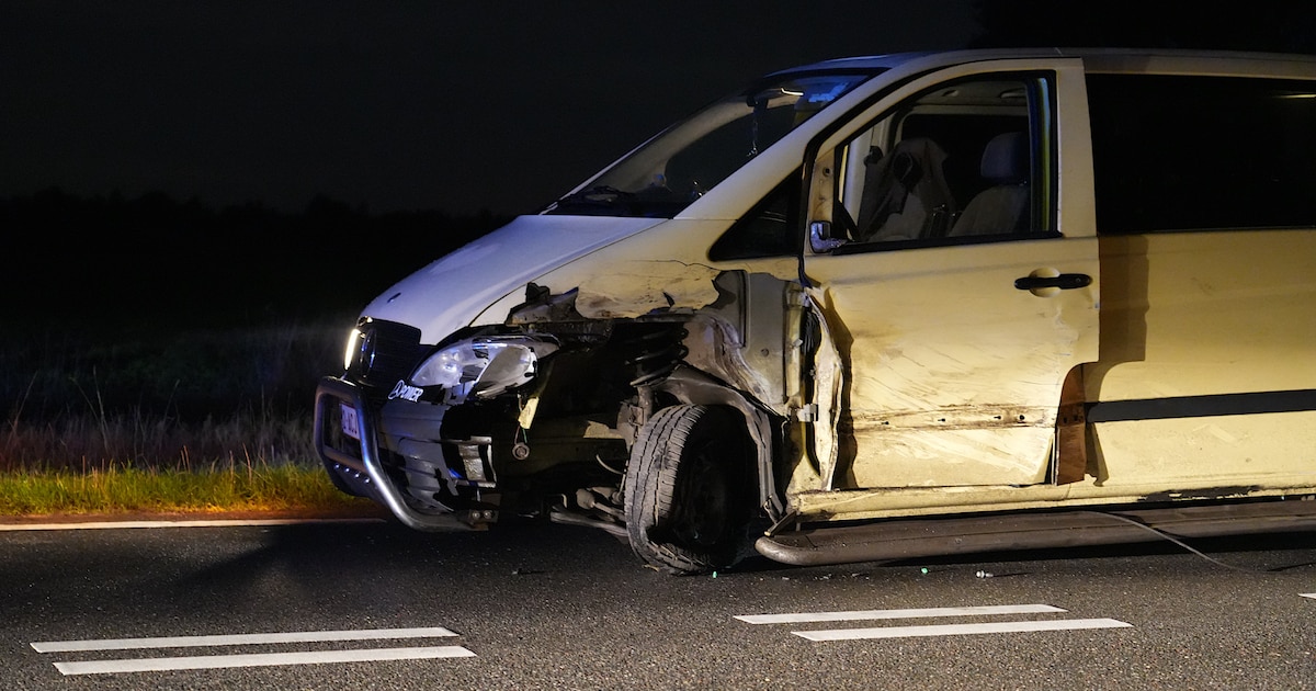 Flinke schade bij botsing van bestelbus met vrachtwagen in Chaam