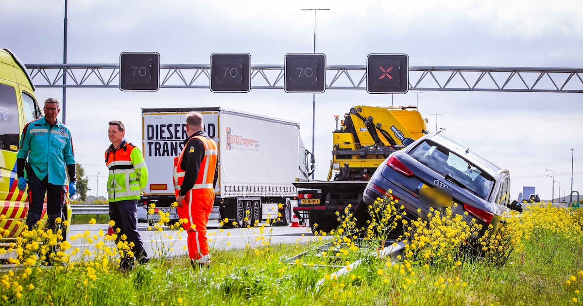Auto belandt bovenop vangrail op de A1 bij Hoogland