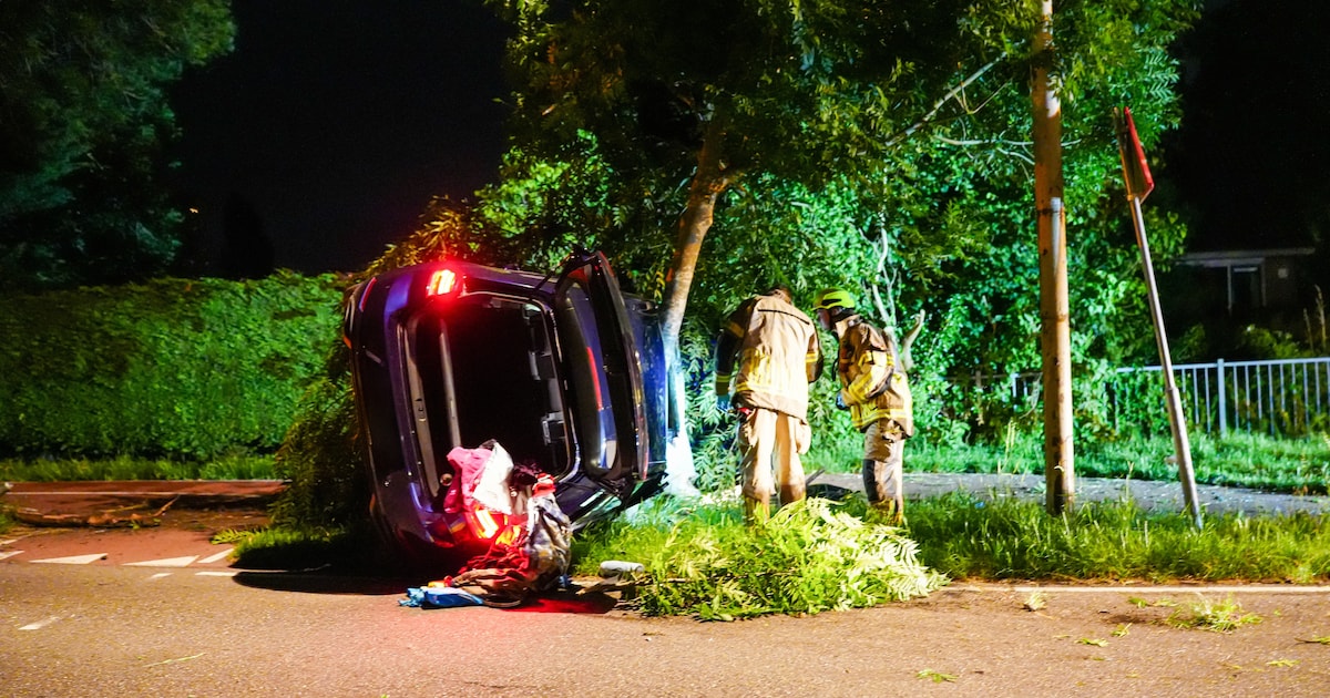 Auto belandt op zijkant tegen boom op Purmerendweg in Zuidoostbeemster