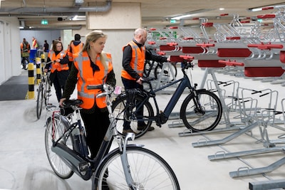 Nieuwe Bossche fietsenstalling eindelijk open na jaren vertraging: ‘Prachtige aanvulling, maar wel s